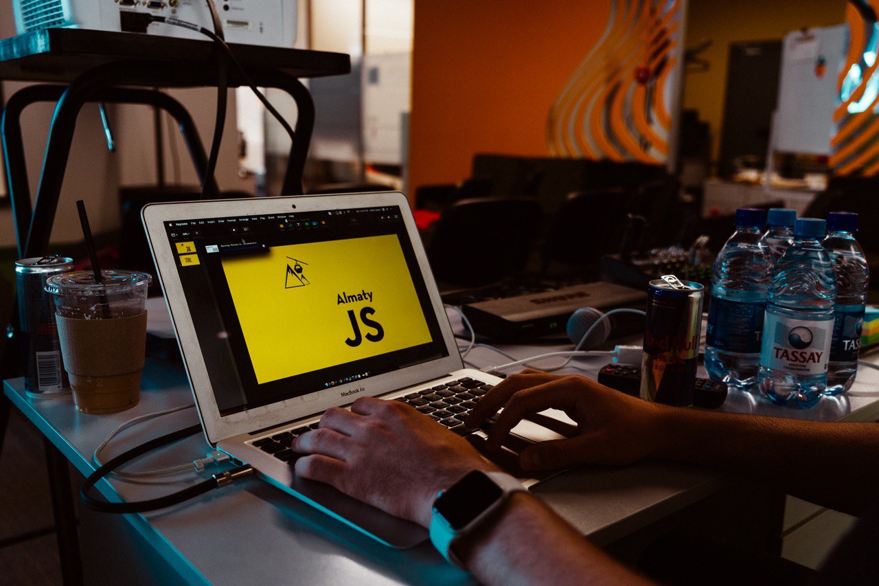 Фото с митапа AlmatyJS #1